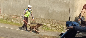 Aksi Humanis Polisi di Parepare: Aipda Herman Dorong Gerobak Tambal Jalan Berlubang Demi Keselamatan Warga