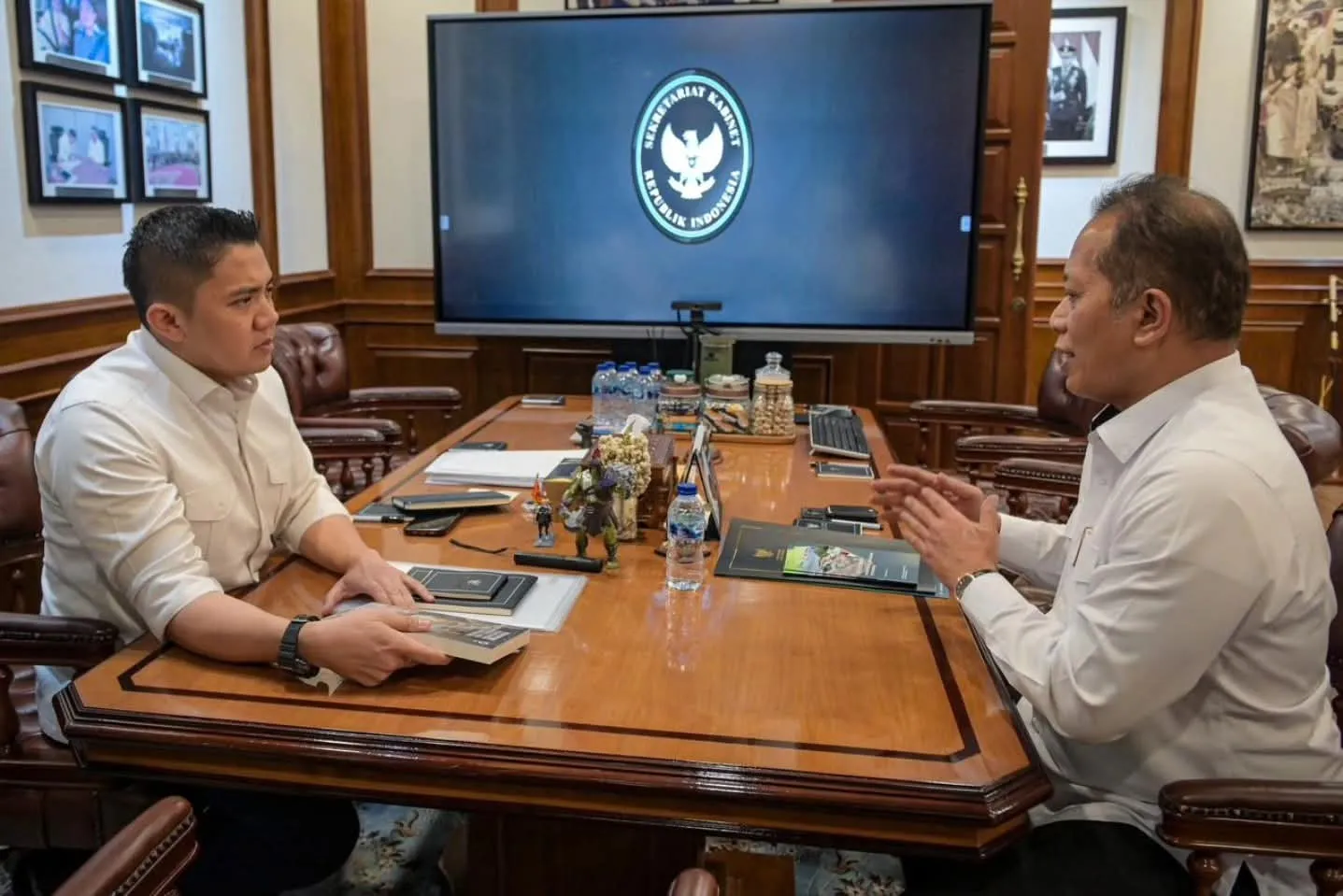 Seskab Teddy Indra Wijaya Terima Menkop Ferry Juliantono, Bahas Progres Rekrutmen 30.000 Manajer Kopdes Merah Putih