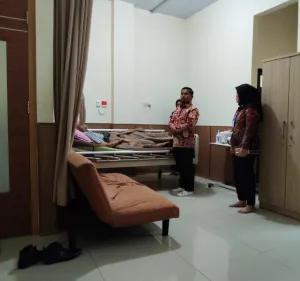 Wujud Adab dan Penghormatan, Wali Kota Tasming Hamid Jenguk Mantan Wali Kota Sjamsu Alam di RSUD Andi Makkasau