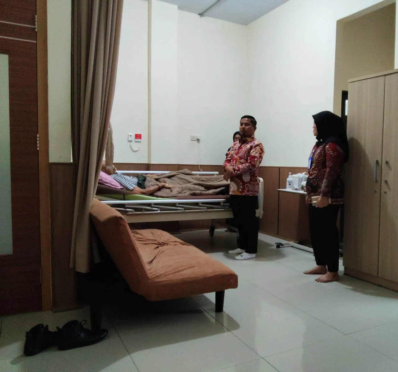 Wujud Adab dan Penghormatan, Wali Kota Tasming Hamid Jenguk Mantan Wali Kota Sjamsu Alam di RSUD Andi Makkasau