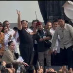 Momen Spontan di Monas: Prabowo Lepas Baju Safari dan Joget Bareng Buruh