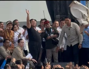 Momen Spontan di Monas: Prabowo Lepas Baju Safari dan Joget Bareng Buruh