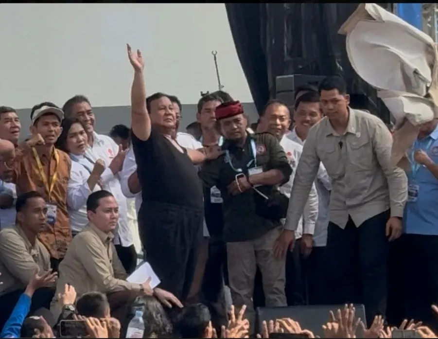 Momen Spontan di Monas: Prabowo Lepas Baju Safari dan Joget Bareng Buruh