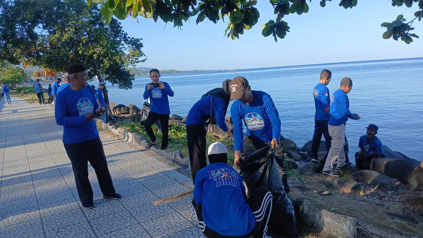 Bukan Obral Janji! Demokrat Parepare ‘Turun Tangan’ Bersihkan Pantai.