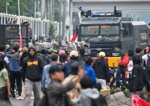 Kericuhan Pecah di Senayan: Massa Gabungan Dipukul Mundur Aparat di Depan Gedung DPR