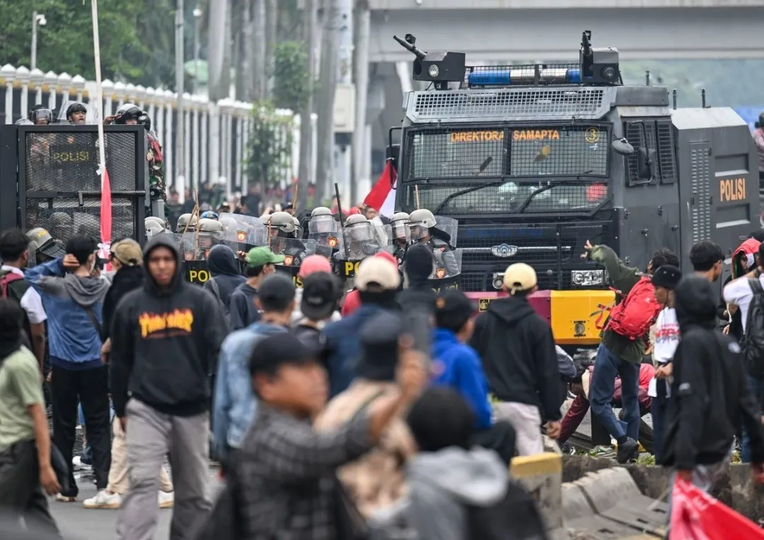 Kericuhan Pecah di Senayan: Massa Gabungan Dipukul Mundur Aparat di Depan Gedung DPR